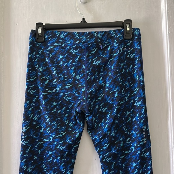 Nike Dri-Fit Blue Printed Athletic Workout Crop Leggings - Picture 4 of 5